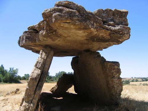 800px-Dolmen_tiergues