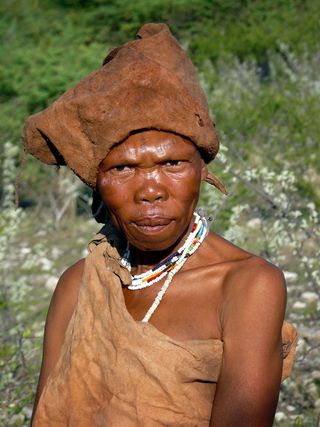 50a_namibia_places_monuments_san_villages_female