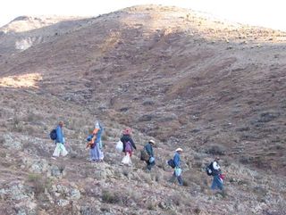 Huicholes-walking