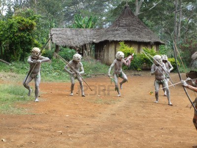 11786140-papouasie-nouvelle-guinee--16-septembre-les-guerriers-tribaux-mudman-a-goroka-festival-papouasie-nou