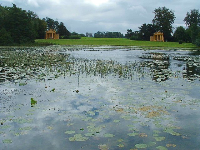 Lake_at_Stowe_Landscape_Garden_with_Corinthian_Arch_in_distance_-_geograph_org_uk_-_77778