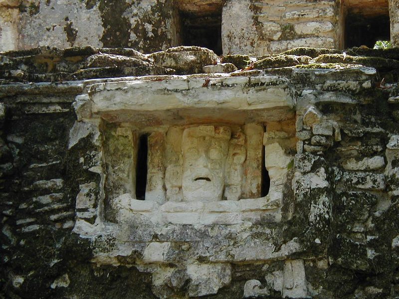 Yaxchilan_bldg_niche_close