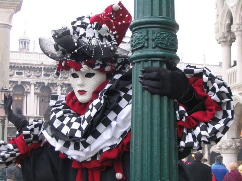 Déguisements Couple, Cromagnon et Primitive - Aux Feux de la Fête - Paris