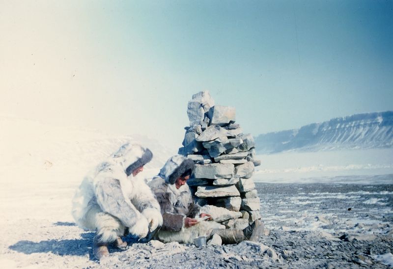 Fjord Cass, terre de washington, mzi 1951. cairn réalisé par Jean Malaurie et Kustsikitsoq