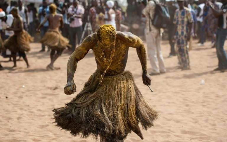 Un-initie-du-culte-vaudou-sur-la-plage-de-ouidah-lors-d-un-pelerinage-annuel-le-10-janvier-2017-au-benin