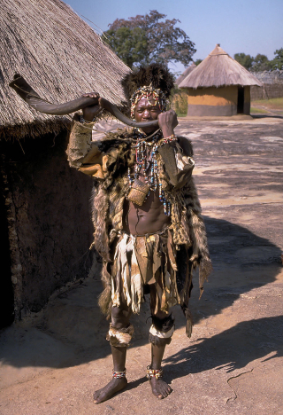 800px-Shona_witch_doctor_(Zimbabwe)