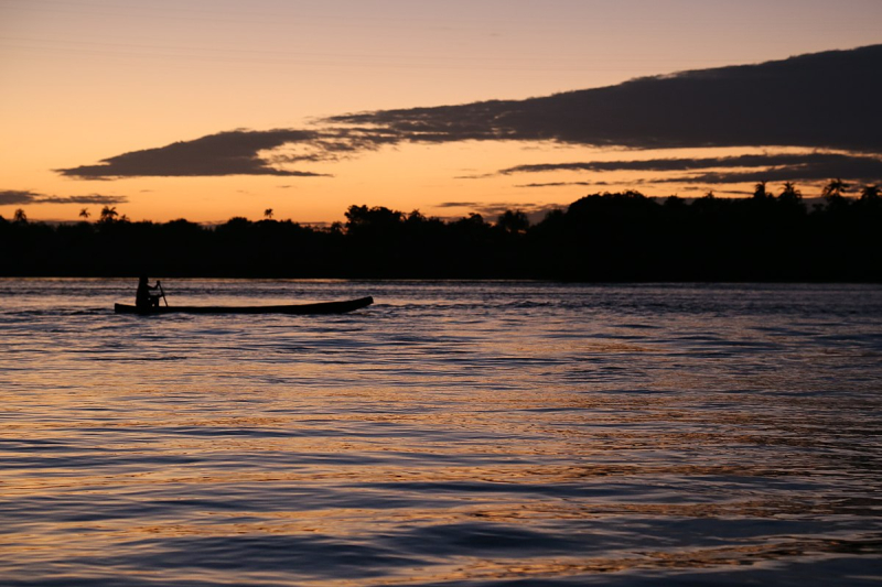 1200px-Atardecer_sobre_el_rio_Vaupes_-_panoramio